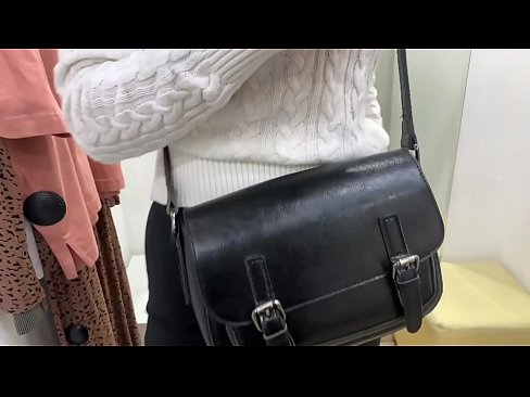 ❤️ فِيٽنگ روم ۾ ڊِلڊو سان نوجوان ڪچي FeralBerry جي عوامي مشت زني ❤️ معيار جنسي